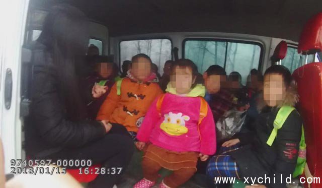 信阳一“黑校车”超载22名幼儿司机及园长被刑拘